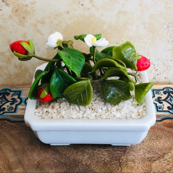 Gump’s Vintage Midcentury Porcelain Strawberry Patch Bonsai Pot - Picture 4 of 10